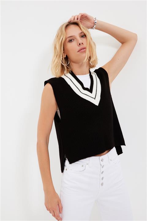 TRENDYOLMİLLA Siyah Yaka Detaylı Triko Süveter TWOAW21BZ0135