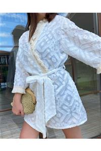 22 Maggio Istanbul Serenita Beachwear Beyaz Kısa Kimono, Ekru Saçak Detaylı Plaj Elbisesi, Kabartma Desenli