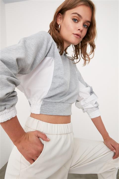 TRENDYOLMİLLA Gri Paraşüt Kumaş Kol Detaylı Crop Örme İnce Sweatshirt TWOAW21SW0701