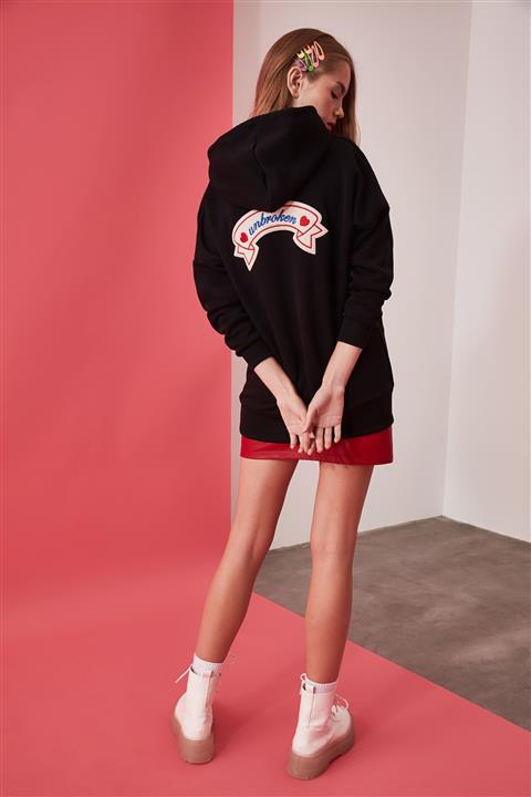 TRENDYOLMİLLA Siyah Sırt Baskılı Uzun Oversize Kapüşonlu Örme İnce Sweatshirt TWOAW21SW0009