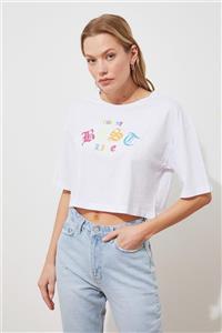 TRENDYOLMİLLA Beyaz Nakışlı Loose Crop Örme T-Shirt TWOSS21TS3482