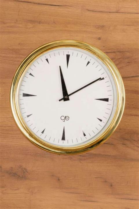 Su Üstünde Pirinç Duvar Saati