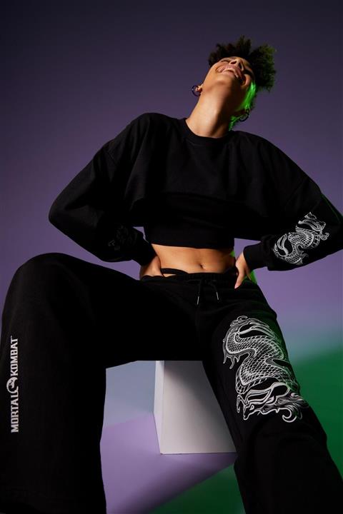 DeFacto Kadın Siyah Coool Mortal Kombat Lisanslı Regular Fit Crop Sweatshirt V3956AZ21AU